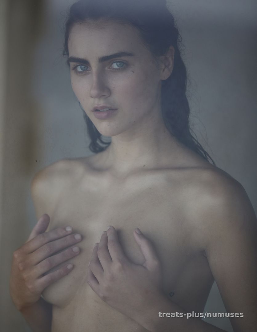 Anna in the window - Nu Muses 